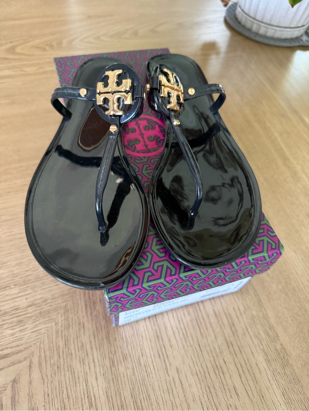 Tory Burch Black Patent Miller Logo Thong Sandals with Gold Emblem Sz 10